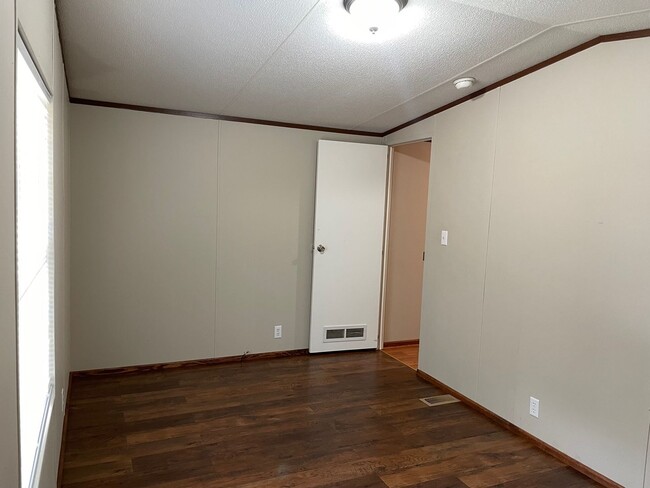 Building Photo - 3 BED, 2 FULL BATH MOBILE HOME IN DENTON, ...