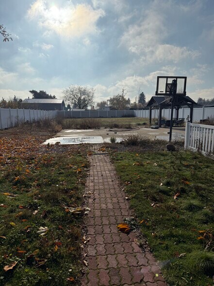 Building Photo - 9518 E Broadway Ave