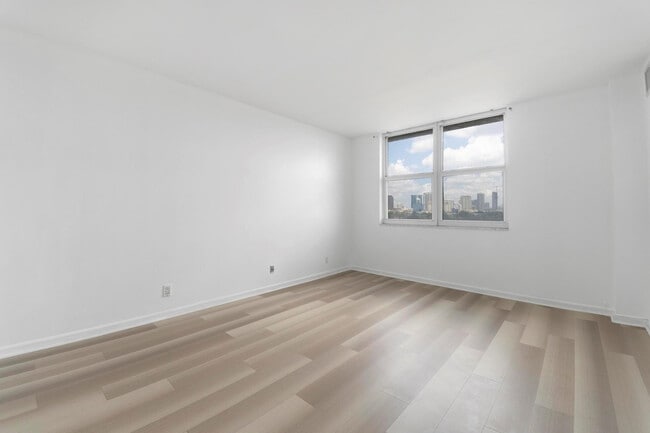 Building Photo - 1625 SE 10th Ave