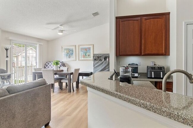Building Photo - Charming 2 Bedroom/2 Bathroom Wesley Chape...
