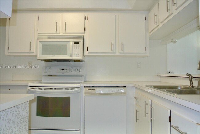 Building Photo - 6420 SW 138th Ct