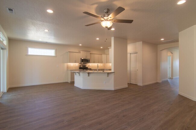 Building Photo - 3 Bed 2 Bath Home @ Pillar Rock Estates. H...