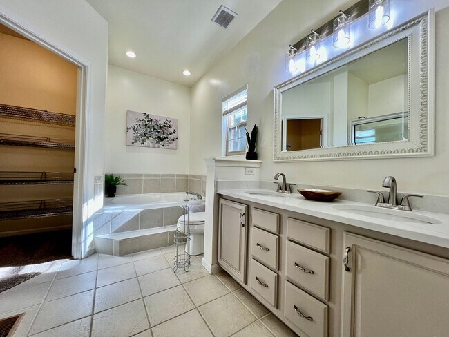Building Photo - Large executive home in pool community Mas...