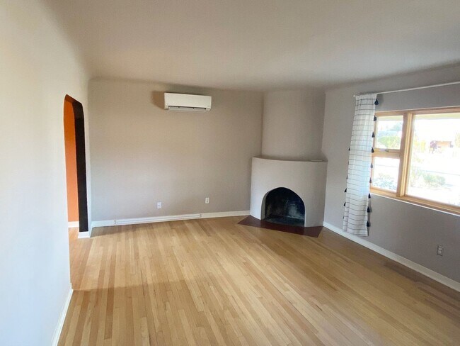 Building Photo - Beautiful Nob Hill Home with gourmet kitch...