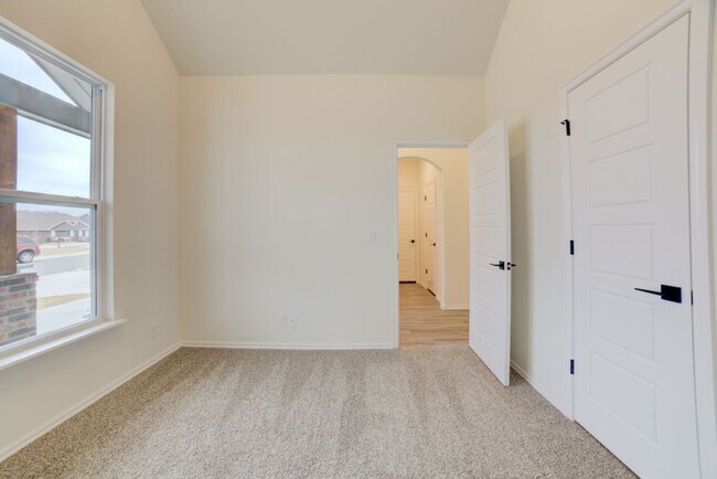 Building Photo - 4 BEDROOM CAPITAL HOME IN SAND SPRINGS!!!