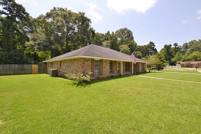 Building Photo - Newly renovated home in Beau Village Subdi...