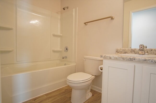 Building Photo - Modern 3BD/2BA in Ashland Manor – Open Lay...
