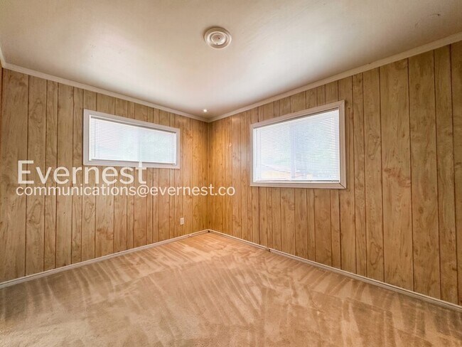 Building Photo - 3 Bed/2 Bath Home with Garage & Fenced Yard / Available Now!
