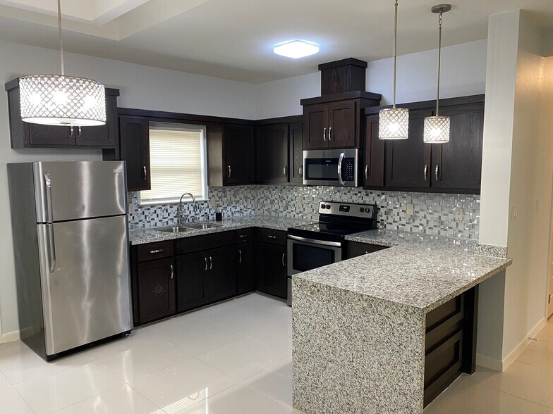 Building Photo - 904 E Myrtle Beach Ave