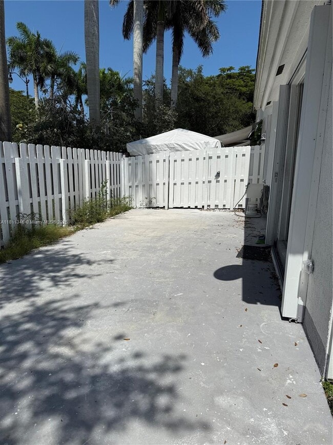 Building Photo - 4285 NE 10th Ct