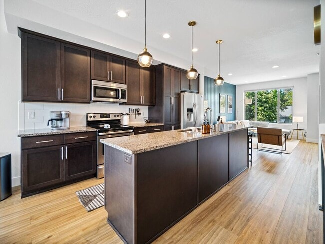 Building Photo - Beautiful Townhouse In Spokanes Kendall ya...