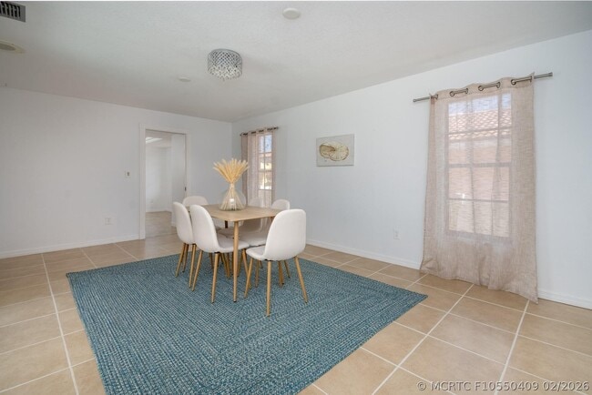 Building Photo - 2504 Hibiscus Dr W