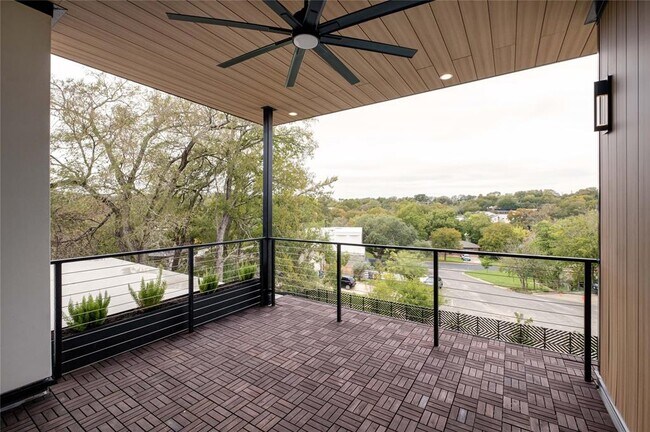 Building Photo - 2401 Oakhaven Cir