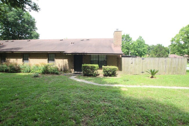 Primary Photo - Spacious 2BR Apartment Near UWF! Water, Se...