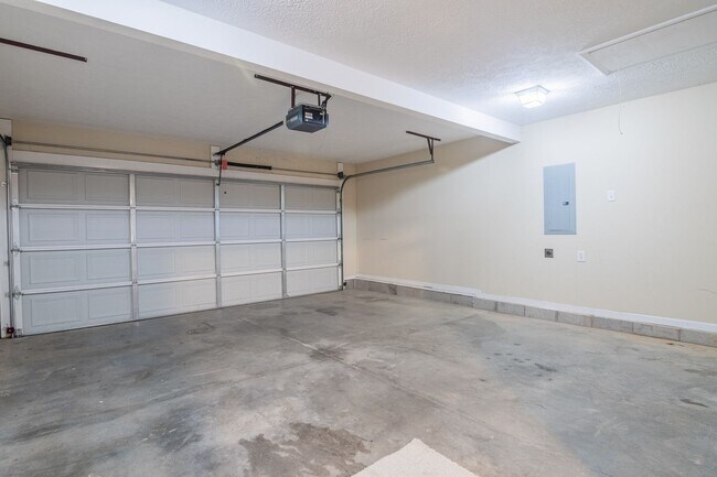 Building Photo - Updated 3 Bedroom Ranch