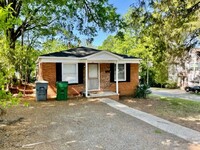 Building Photo - This cozy 2 bed 1 bath cottage style brick...