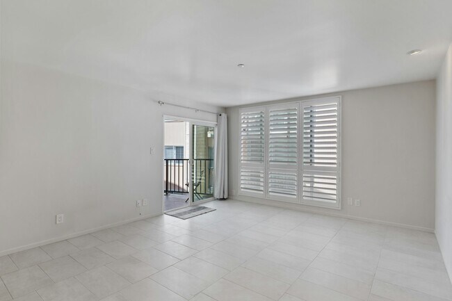 Building Photo - 565 Esplanade