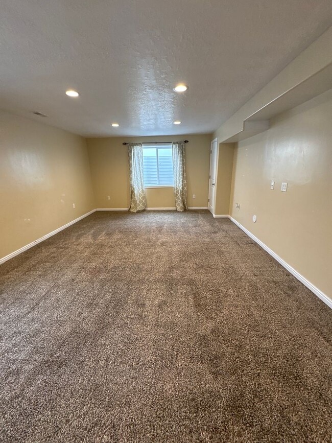 Building Photo - Beautiful 6 bedroom Single Family Home