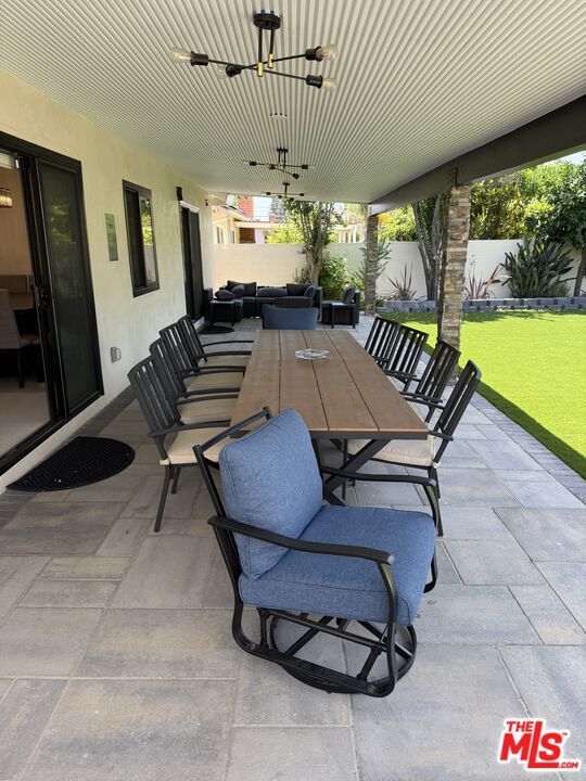 Building Photo - 7627 Encino Ave