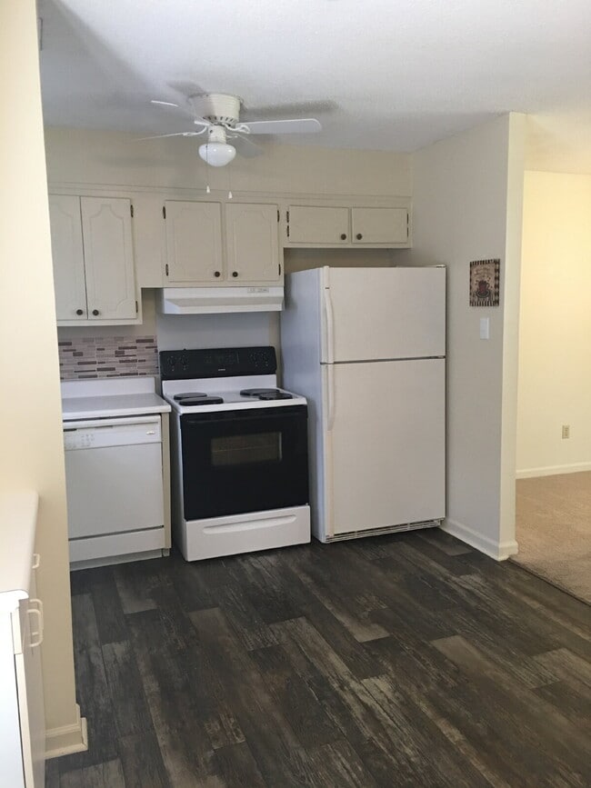 Building Photo - Adorable 2 BR | 1 BA Townhome in Goldsboro! Excellent Location!