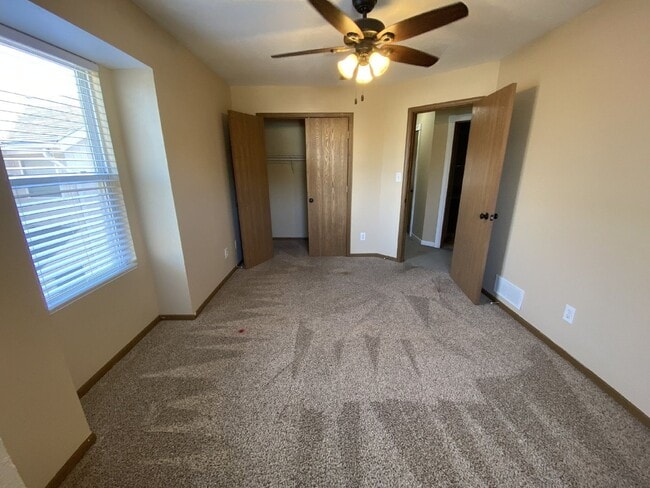 Building Photo - Excellent 3 bedroom with 2.5 bath with a b...