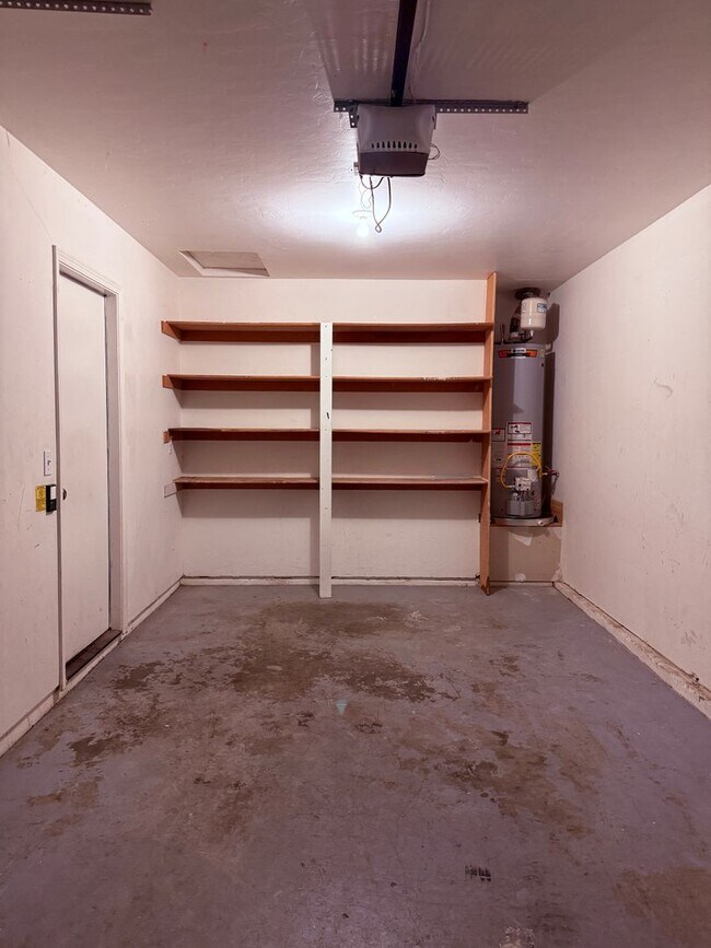 Building Photo - 8372 E Lakeshore Dr