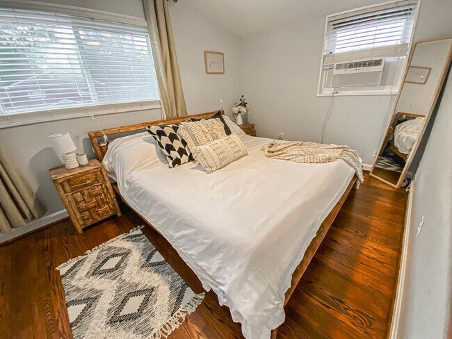 Building Photo - Gorgeous 3 Bed 1.5 Bath Brick Home with Large Yard In Beautiful Taylor Run