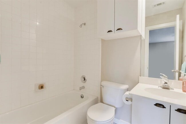 Building Photo - 123 Detering St