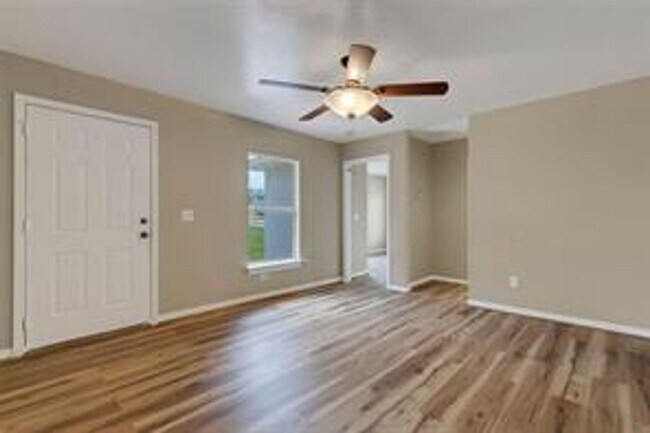 Building Photo - Beautiful 3/1 in the heart of Plant City