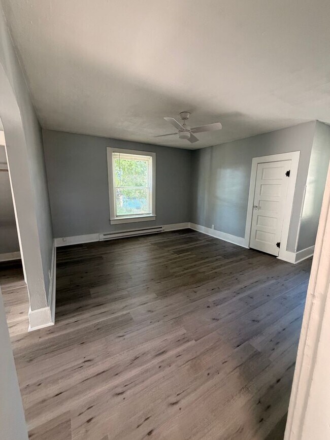 Building Photo - 2 bedroom available for a move right away!