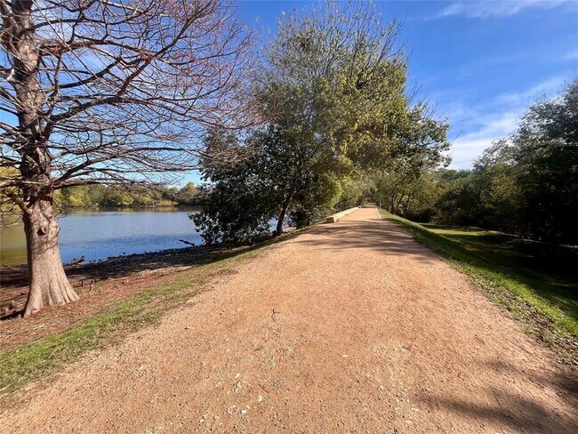 Building Photo - 2600 Mallard Green Cove