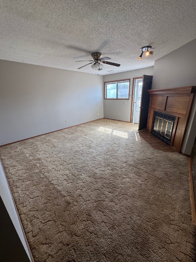 Building Photo - "Charming 2-Bed Duplex in Derby, KS – Your Cozy Retreat Awaits at 206 Osage!"