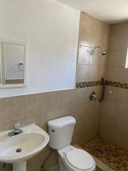 2nd full size bathroom bathroom - 1407 E San Antonio Ave