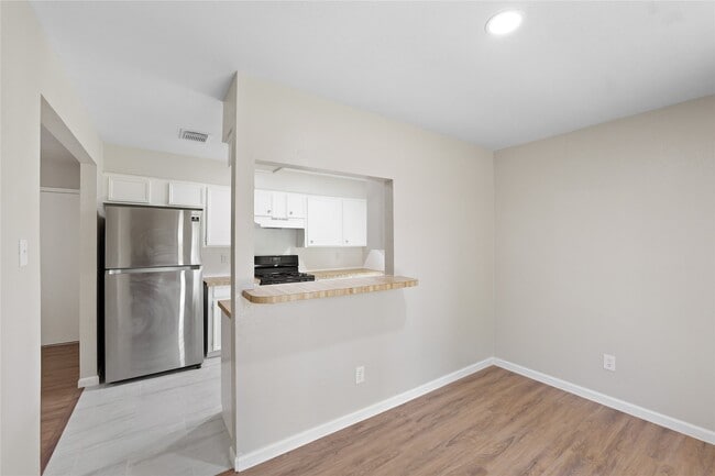 Building Photo - 7111 Pinehook Ln
