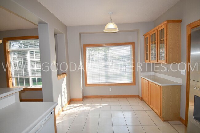 Building Photo - 2 Bedroom 2 bath Town Home in West Des Moines
