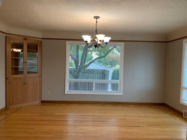 Building Photo - O1100-1106