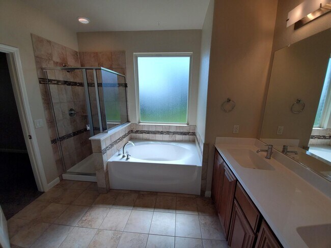 Building Photo - Beautiful Lavon home over 2600 sqft!