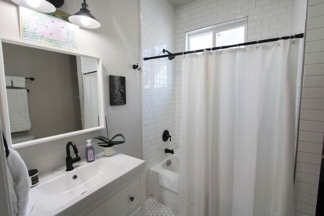 Building Photo - RENOVATED 3-BEDROOM HOME IN BEACON HILL