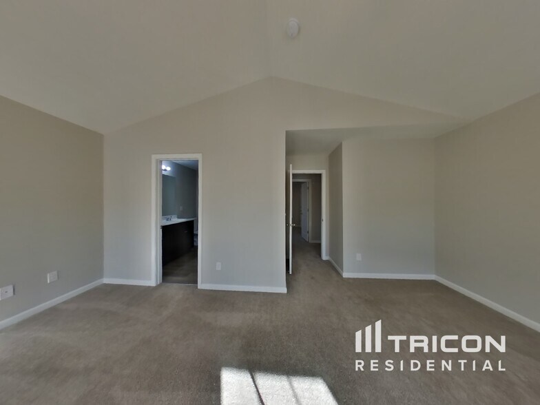 Building Photo - 870 Markham Cir