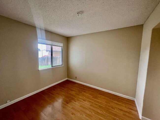 Building Photo - 827 Crested Dr