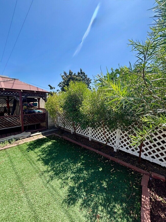 Building Photo - 1360 Gardenia St