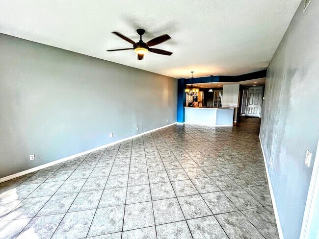 Building Photo - ANNUAL UNFURNISHED 2 bed 2 bath ground floor water front condo in Bradenton