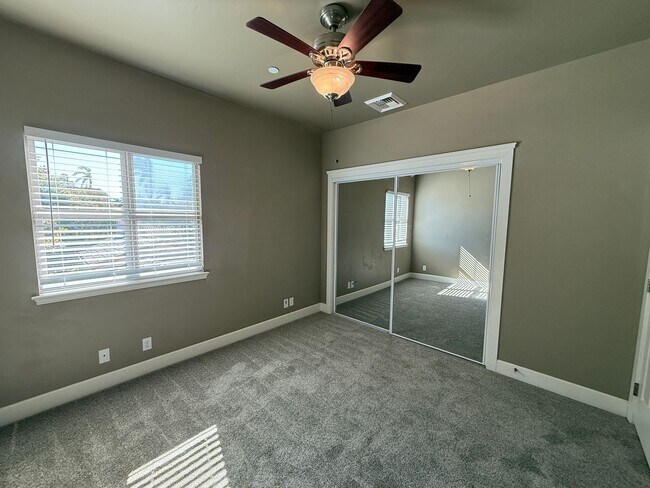 Building Photo - B11110E