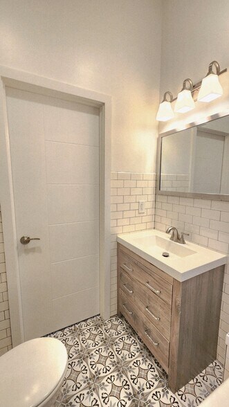 Building Photo - 2200 W 32nd St