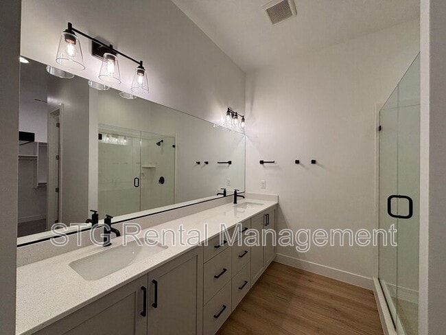 Building Photo - 2916 E Snowberry Dr