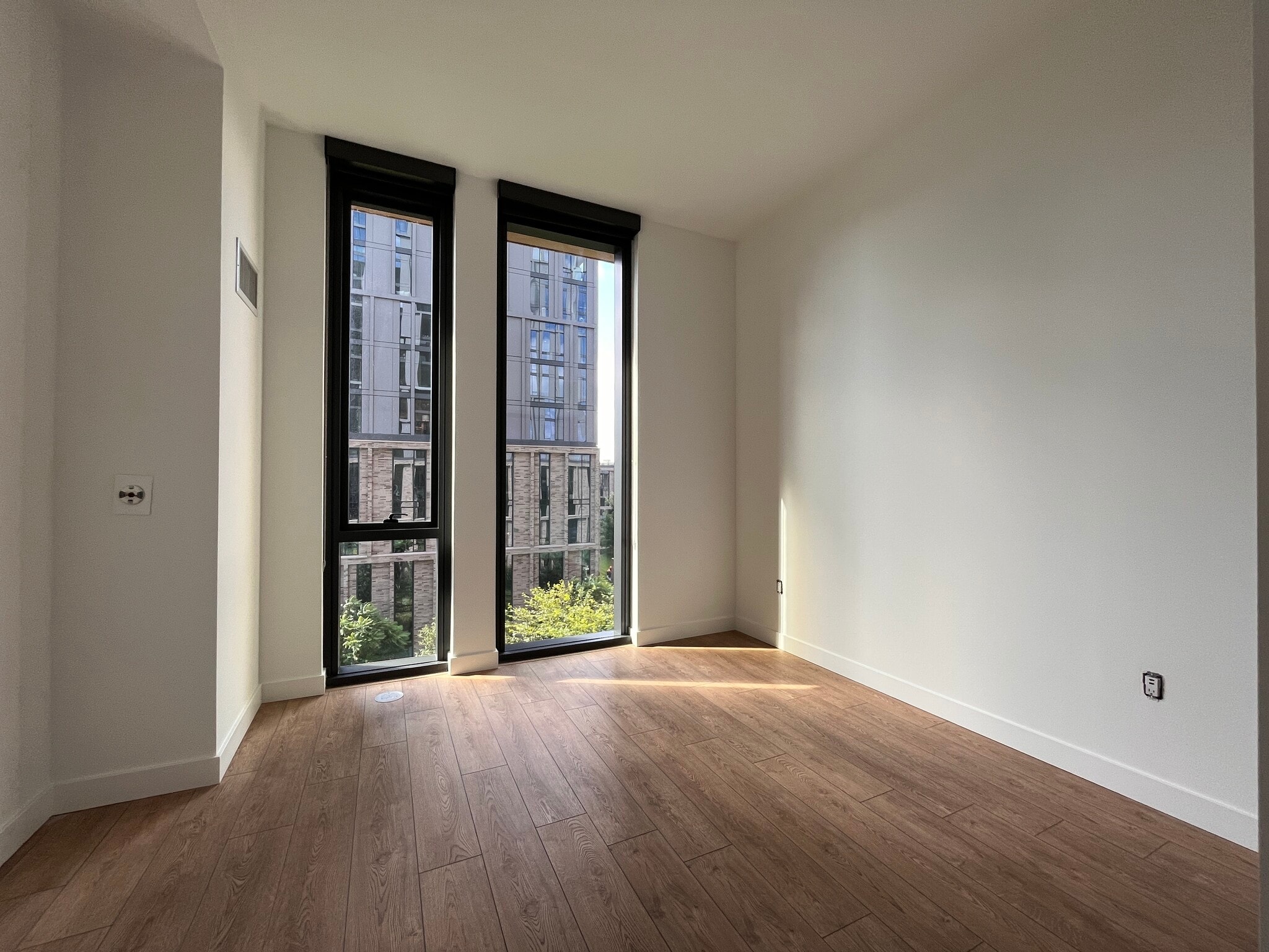 Building Photo - 841 W Monroe St
