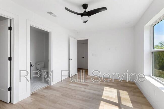 Building Photo - 1241 N Avondale Cir