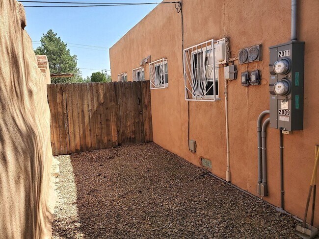 Building Photo - Super Cute, Fully Furnished! All Utilities Included (with WiFi)