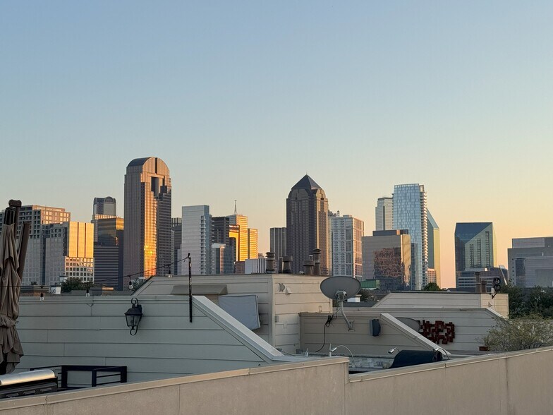 Primary Photo - 2411 N Hall St