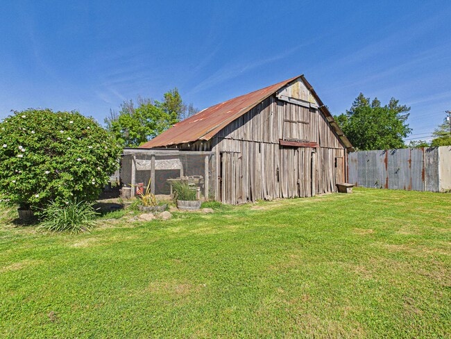 Building Photo - 2 bed 1 bath - Beautiful Outdoor Living